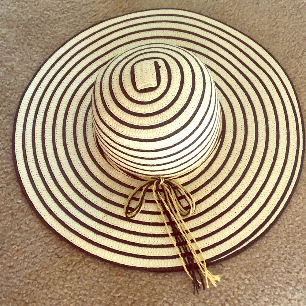 Straw beach hat